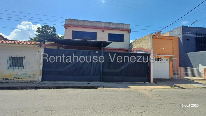 Galpón en venta posee 453m2 listo para usarlo con oficinas y área de mezzanina Sector La Candelaria