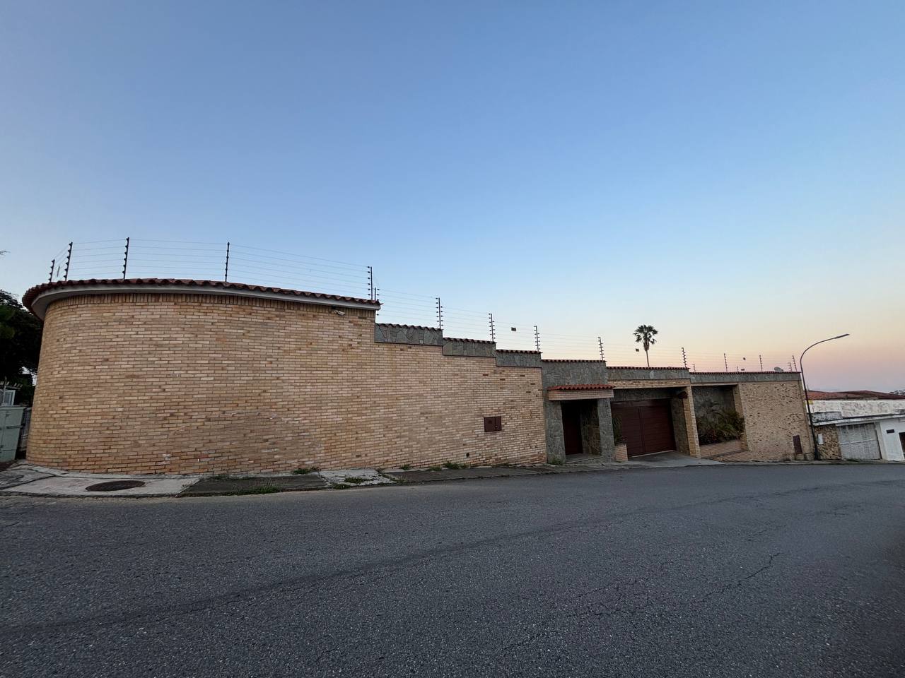 JI 26-19422. CASA EN ALQUILER DE 1627M2 TERRENO Y 427M2 DE CONSTRUCCIÓN. EL PORTAL DEL HATILLO.