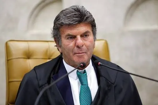 Após Moraes se declarar impedido, Fux assume ação que busca registros de Vorcaro, Lulinha e Viviane no Senado
