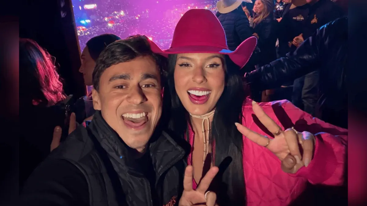 Ana Castela posa com Nikolas Ferreira e faz “22” após críticas por aproximação com a direita