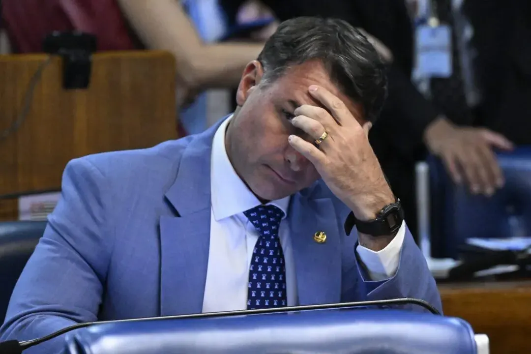Flávio Bolsonaro pede afastamento de Moraes: “Não é possível que fique impune e continue participando de julgamentos”