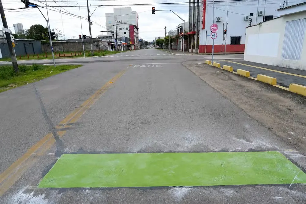 Faixa verde no asfalto em Porto Velho: entenda a nova tecnologia que está mudando o trânsito da capital