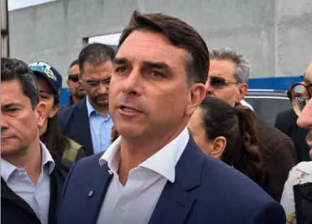 Flávio Bolsonaro admite rever fim da escala 6x1 se eleito e defende compensação financeira para empresas