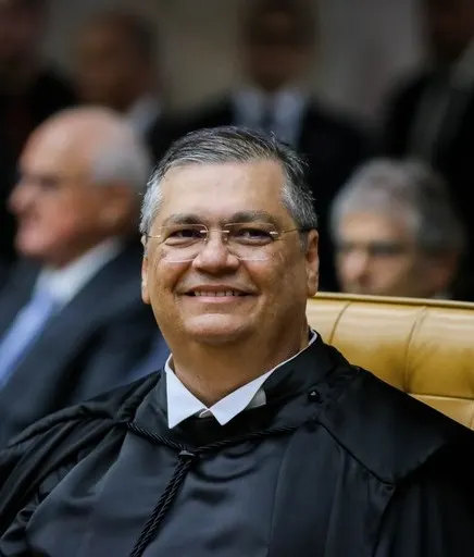 Dino manda PF investigar suspeita de interferência estrangeira nas eleições