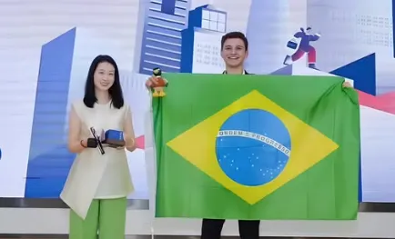 Brasileiro de 16 anos faz história na China e conquista o 1º lugar em Olimpíada Internacional de Economia