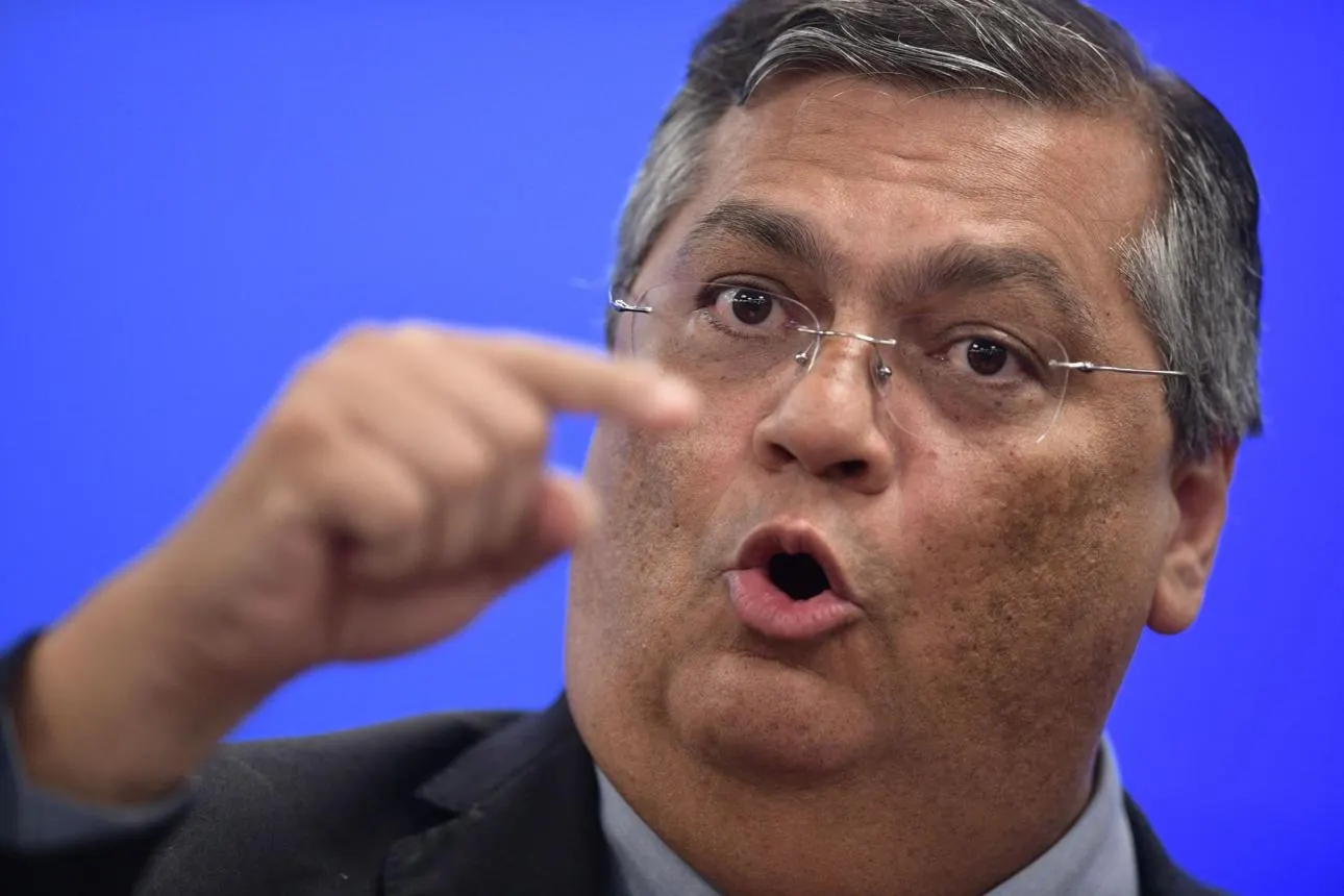 Flávio Dino determina investigação da PF sobre possível interferência estrangeira nas eleições