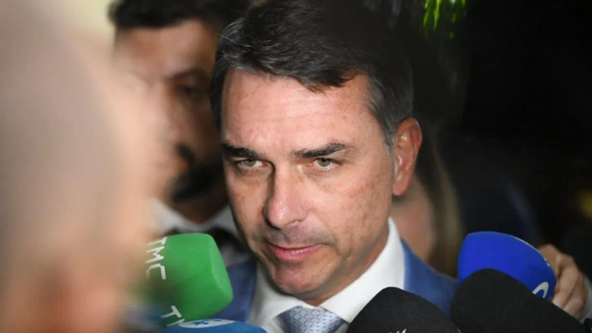 Flávio nega intenção de sair do Brasil; PF cancela passaportes e caso segue sem desfecho
