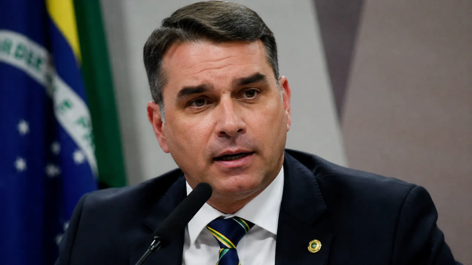 PL pede investigação sobre suposta rede de 20 mil perfis falsos usada para atacar Flávio Bolsonaro
