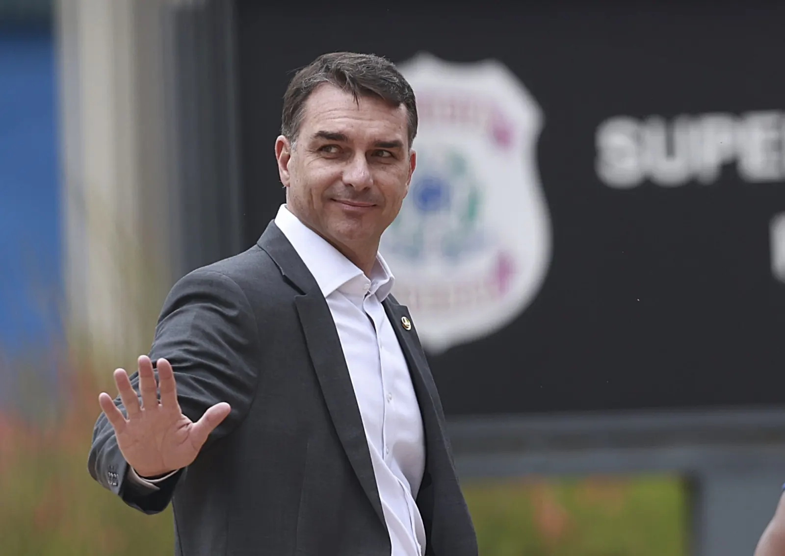 Flávio Bolsonaro enfrentou assaltantes a tiros em 2016 e episódio volta a repercutir nas redes