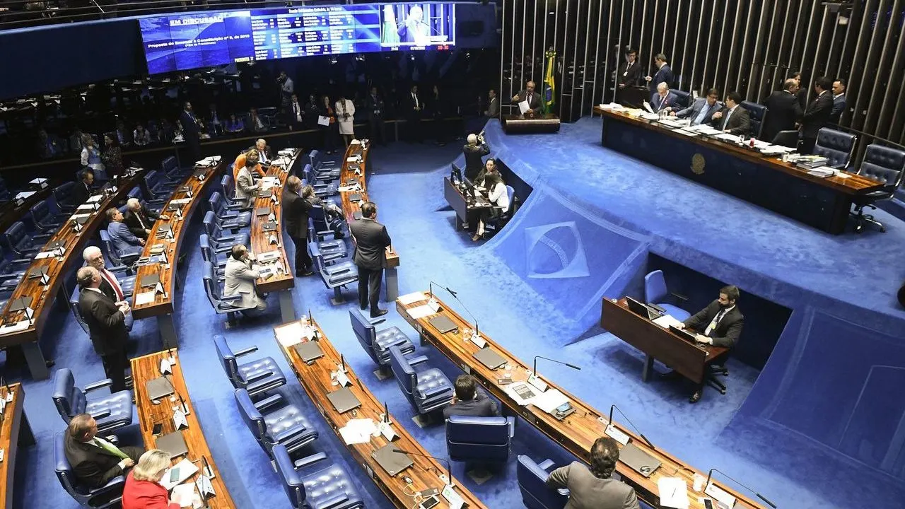 Carlos Viana usa argumento de Moraes no caso Débora do Batom e cobra investigação sobre mensagens apagadas