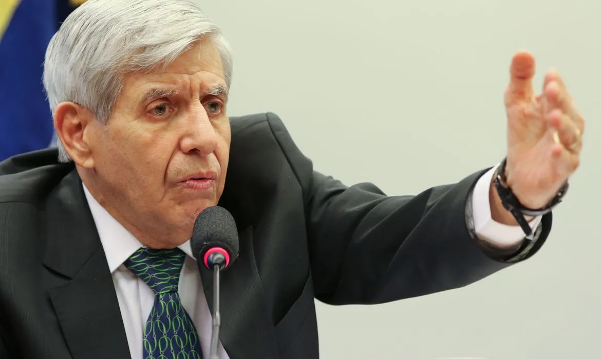 “O final será glorioso”: mensagem atribuída a Augusto Heleno viraliza, mas autoria não está confirmada