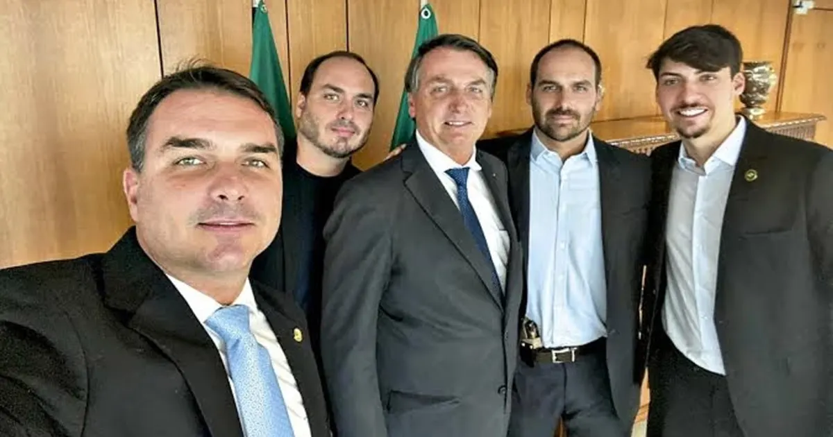 Família Bolsonaro elege quatro para o Congresso e Flávio termina 1º turno à frente de Lula