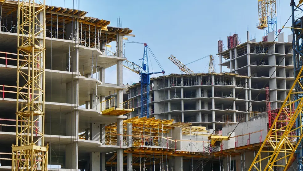Construção civil recua com juros altos