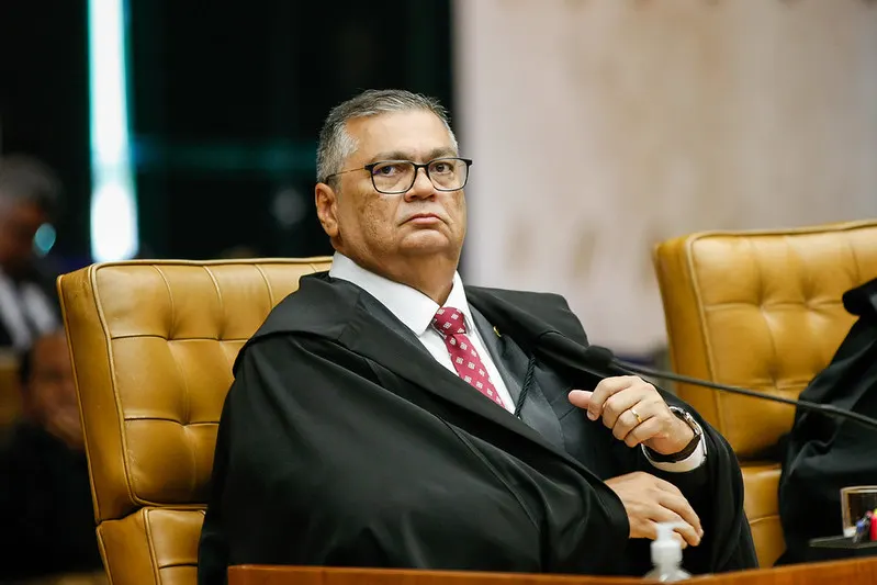 Dino mira Mendonça e manda apurar encontro com Vorcaro na véspera de decisão sobre cemitérios de SP
