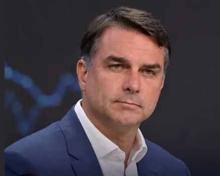 Flávio Bolsonaro entrega autorizações de sigilos ao TSE e desafia Lula a divulgar gastos do cartão corporativo