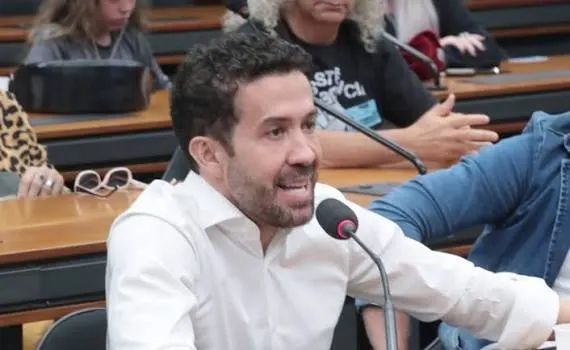 André Janones é internado na UTI após arritmia cardíaca; deputado estaria estável, segundo reportagem