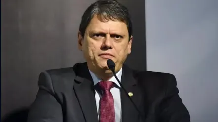 Tarcísio muda o tom sobre Flávio Bolsonaro e diz considerar explicações sobre “Dark Horse” suficientes