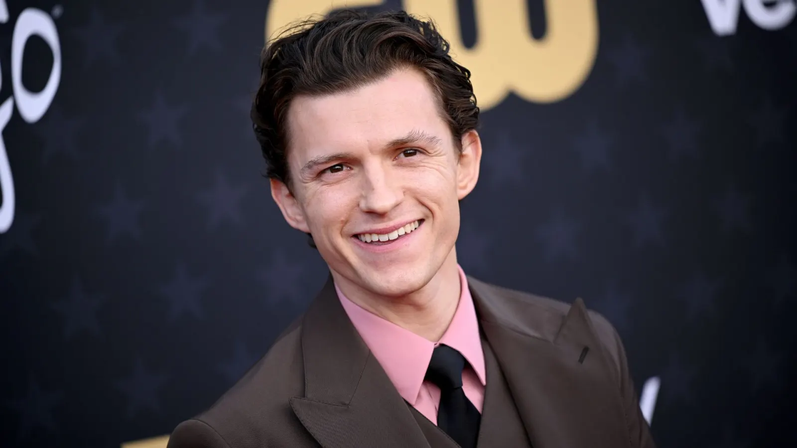 Altar e Teias: Tom Holland confirma casamento secreto com Zendaya e revela quem quer ver como o próximo Homem-Aranha