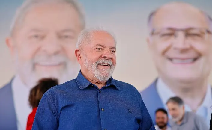 A três semanas da eleição, Lula abre os cofres para segurar combustíveis e conter inflação