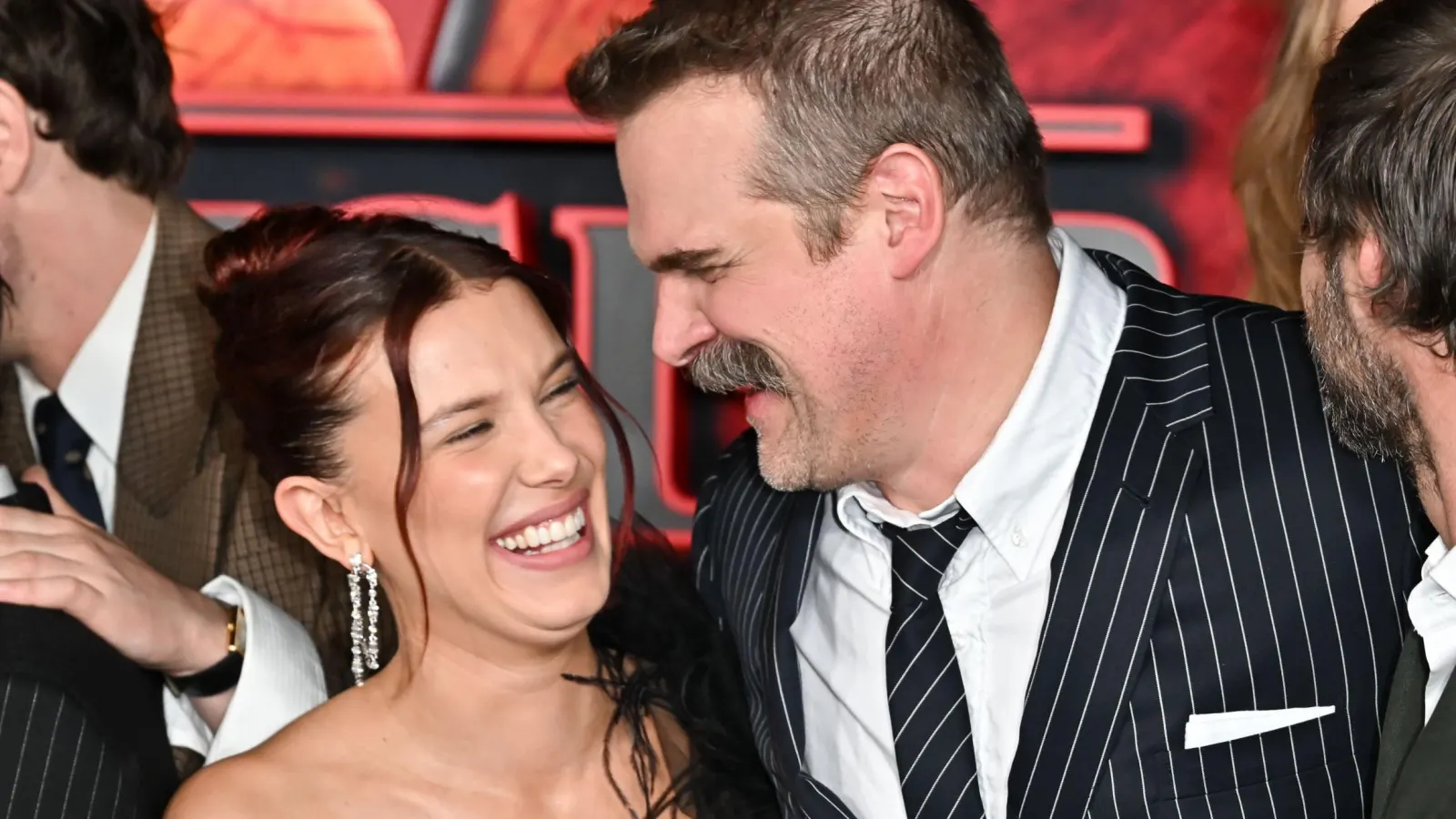 Reencontro de Peso: Millie Bobby Brown e David Harbour vão estrelar nova série de espionagem da Netflix