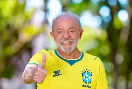 Lula agora veste verde e amarelo: após anos de críticas à direita e vestir vermelho