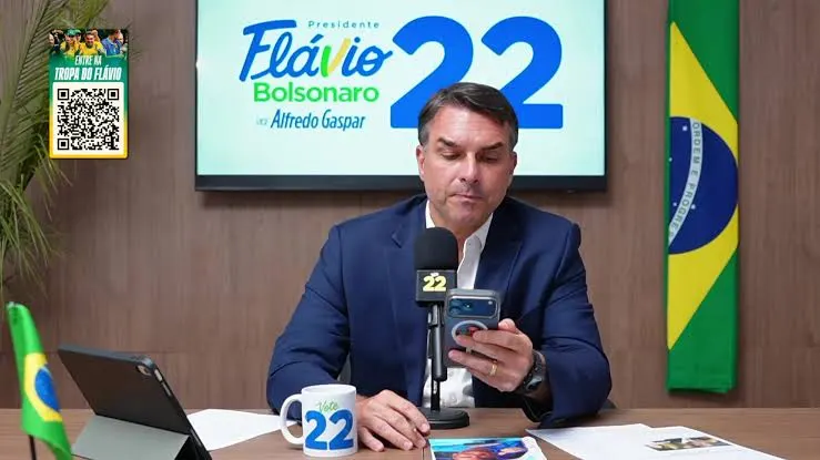 Flávio Bolsonaro confirma presença no debate da Band e diz que anúncio de ausência foi estratégia para fazer Lula aceitar confronto