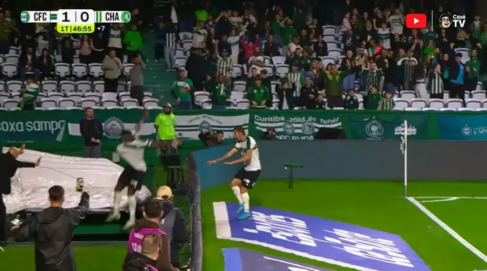 Inacreditável: Jogador cai em buraco subterrâneo ao comemorar gol anulado pelo VAR