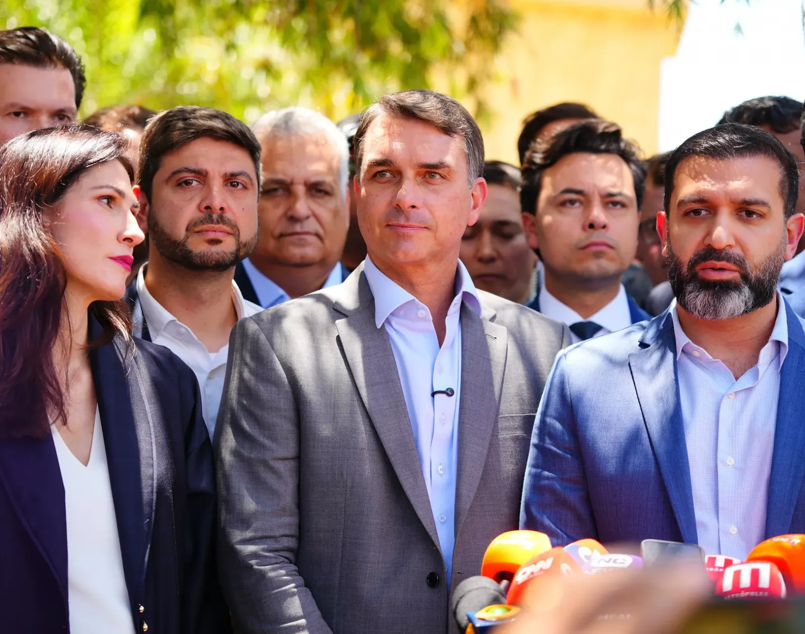 Flávio Bolsonaro defende combate mais duro ao crime e cita modelo de segurança de El Salvador como referência