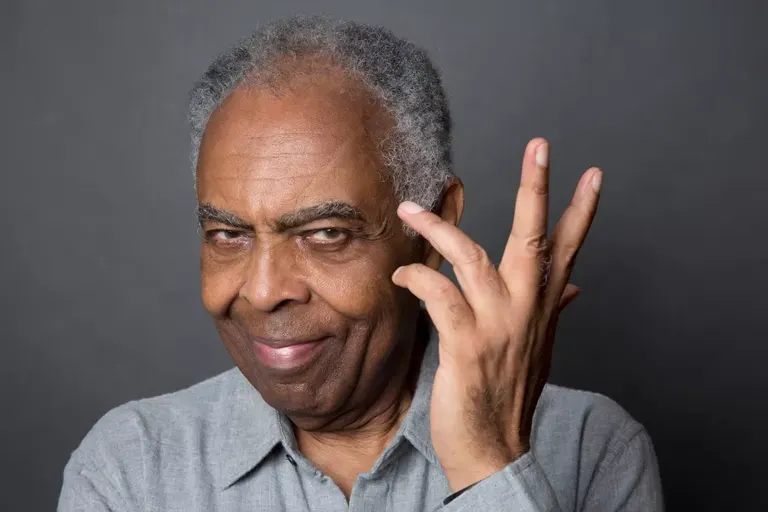 Gilberto Gil critica crescimento da direita e recebe resposta de Mario Frias