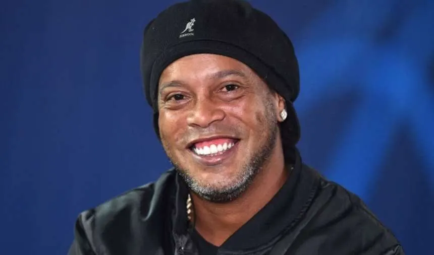 Ronaldinho volta ao centro das atenções após acordo com clube italiano; retorno aos gramados ainda gera dúvidas
