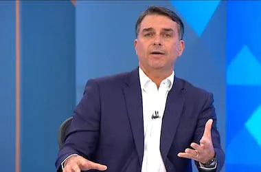Flávio Bolsonaro defende ajuste fiscal no Jornal Nacional e diz que Brasil pode tirar Lula do poder