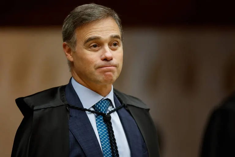 Lula pede abertura de sigilos, mas impõe condição: Flávio Bolsonaro também terá de expor dados; Mendonça será relator