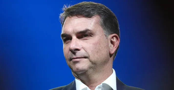 Flávio muda a estratégia, revela novo lema e prepara grande estreia nas ruas em 2026