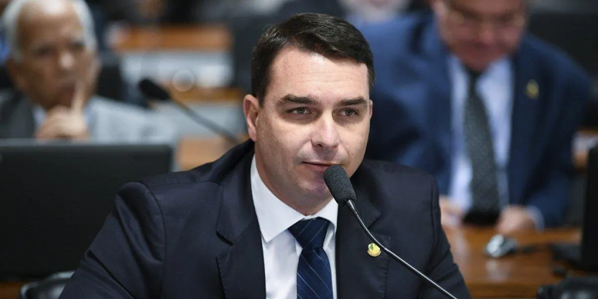 Flávio Bolsonaro processa Janones e Lindbergh por divulgação de Fake News