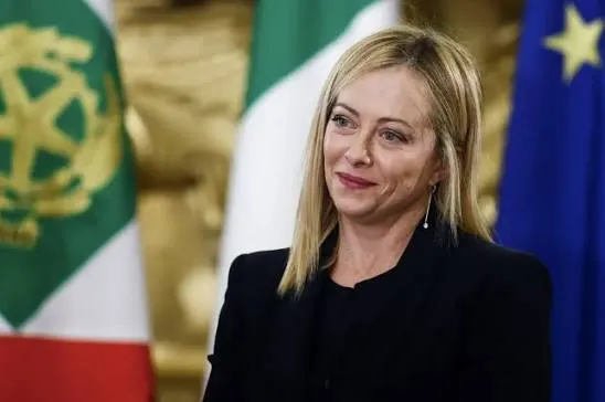 “Se o crucifixo te ofende, vá embora”? Frase atribuída a Giorgia Meloni viraliza, mas não há registro da declaração