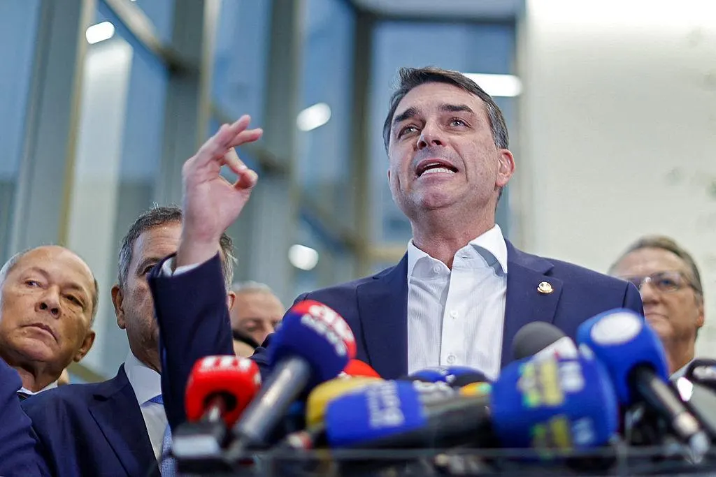 Flávio Bolsonaro fugiu? PF consulta Argentina, mas saída do Brasil não está comprovada