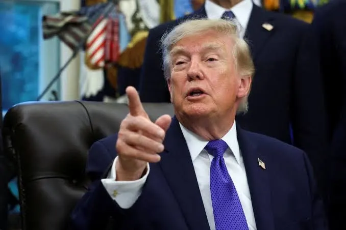 Perguntado sobre apoio a Flávio, Trump evita resposta e diz acompanhar eleição brasileira “bem de perto”
