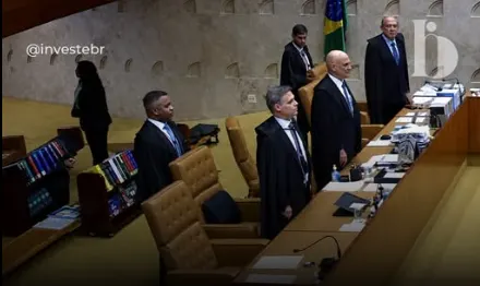 Cadê o “empurrador de cadeira”? Moraes precisa ajeitar própria cadeira no STF e cena viraliza nas redes
