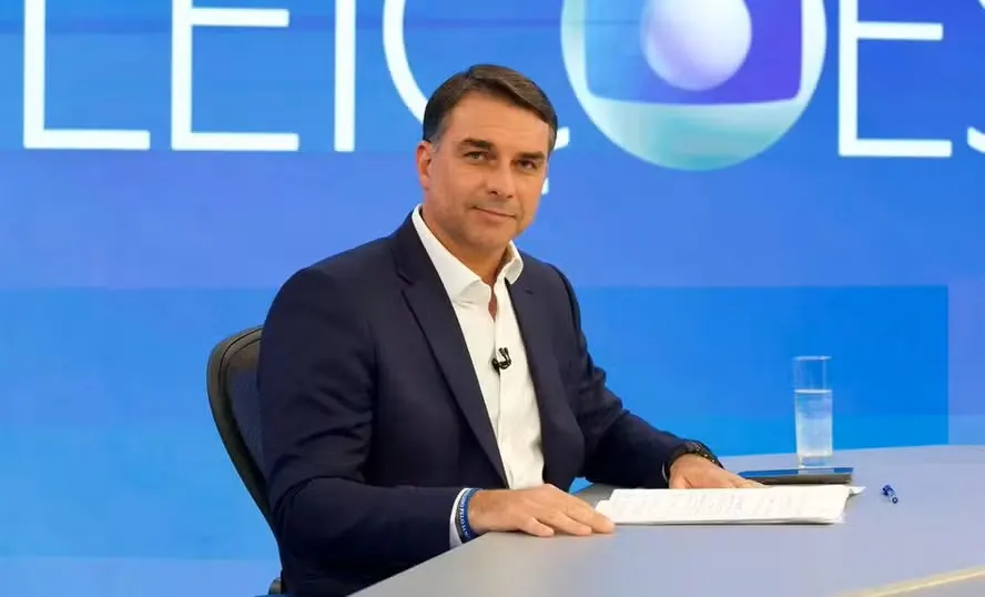Flávio Bolsonaro apresenta plano para economizar até R$ 200 bilhões com cortes de gastos e redução de ministérios
