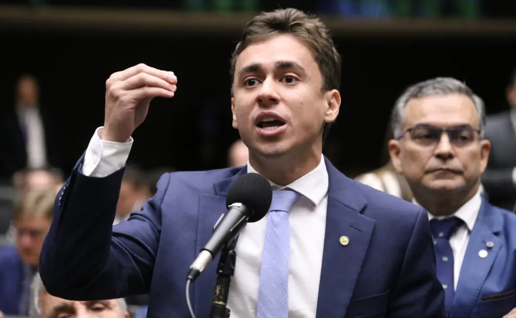 Nikolas Ferreira cobra CPMI do Banco Master após divulgação de áudios envolvendo Flávio Bolsonaro