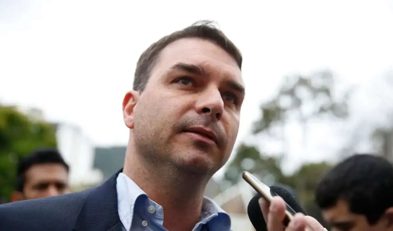 Pesquisa aponta disputa apertada entre Flávio Bolsonaro e Lula para 2026