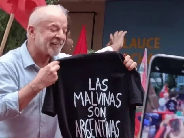 Lula ergue camiseta “As Malvinas são argentinas” durante ato no Rio; entenda a mensagem