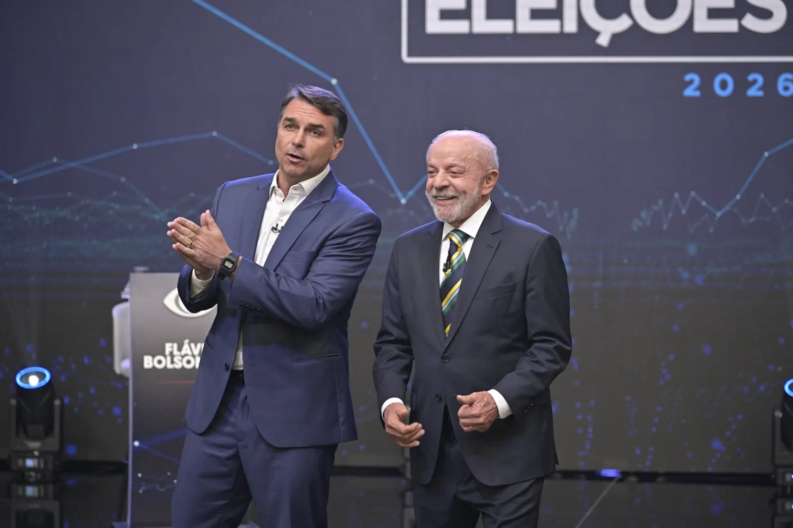 Flávio Bolsonaro chega à Globo com a família e promete apresentar suas propostas no último debate contra Lula
