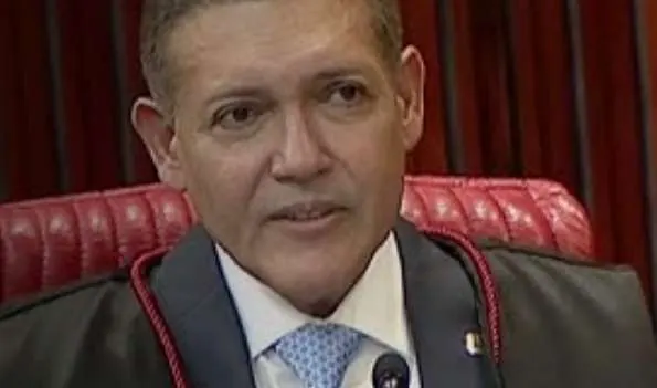 Advogado afirma que Nunes Marques pode conceder liberdade imediata a Bolsonaro