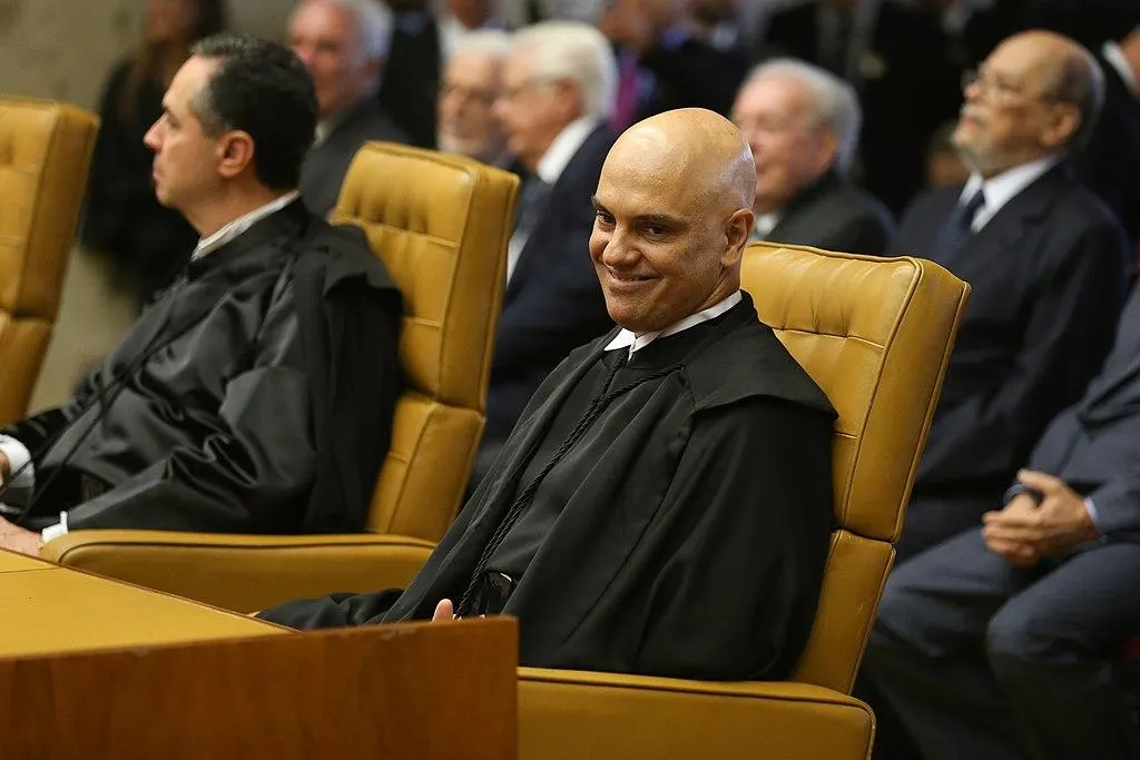 Moraes determina retenção de passaporte de Flávio Bolsonaro; senador contesta restrição