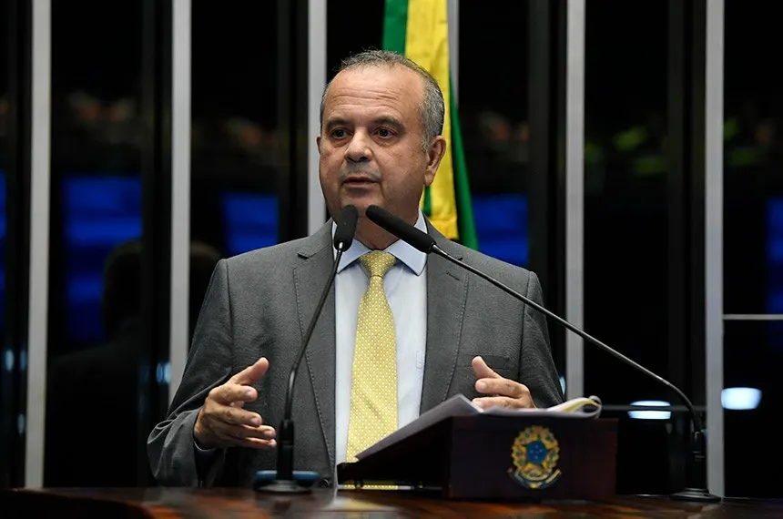 Marinho diz que 73% dos presos votaram em Lula, bate boca com ministro e tem microfone cortado no Senado