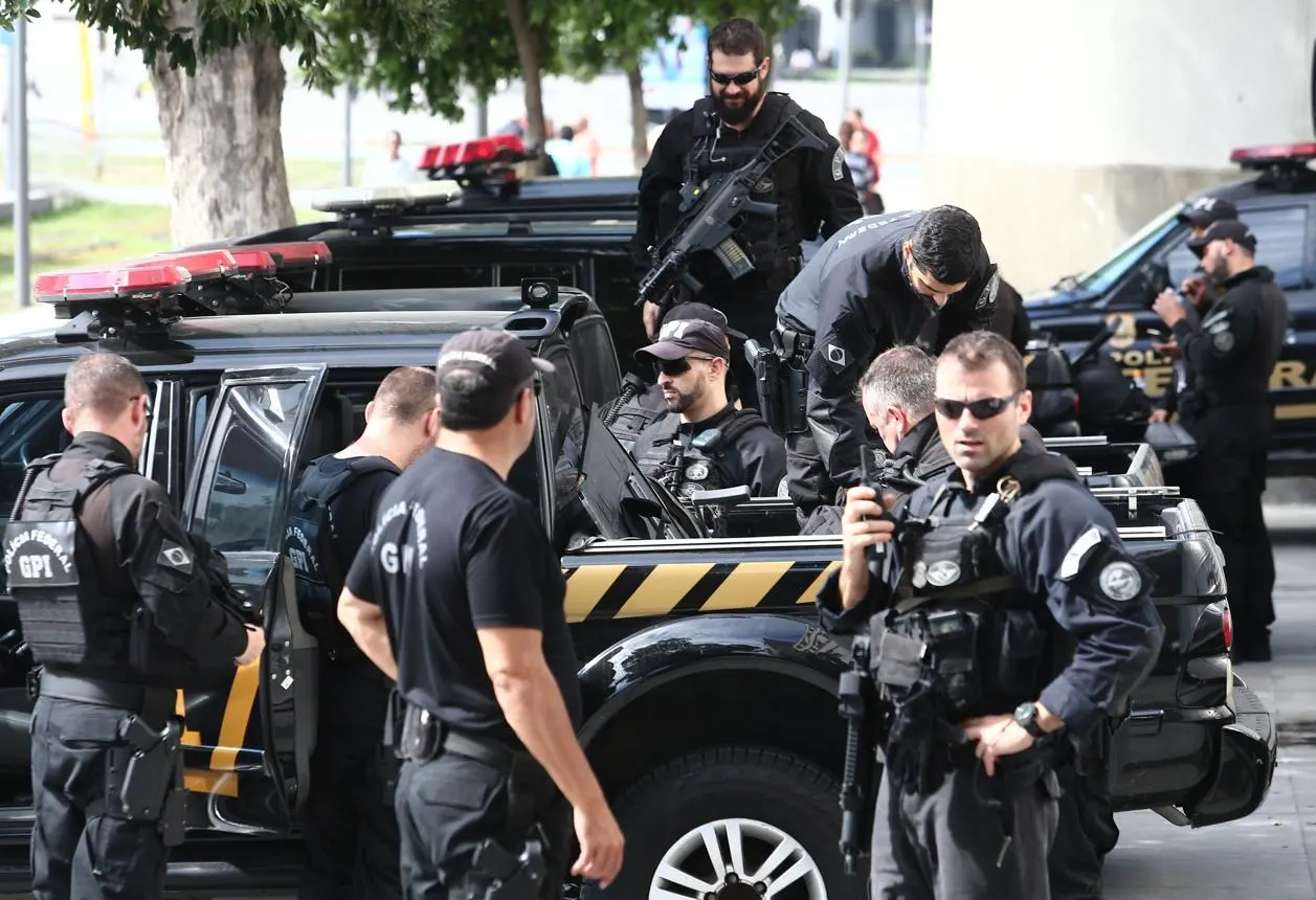 PF apura rota pela fronteira e avião na Argentina em caso envolvendo Flávio Bolsonaro