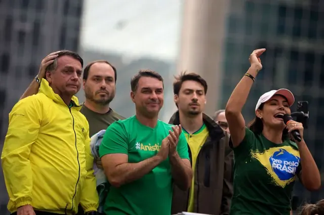 Flávio busca reaproximação com Michelle e defende união da direita para 2026