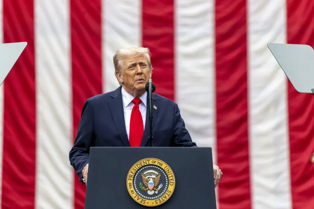Trump convida Flávio Bolsonaro para reunião na Casa Branca e movimenta bastidores da política internacional