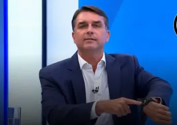 Flávio Bolsonaro ironiza Lula no debate da Band: “Esqueceu quem recebia Bolsa Família por quatro anos”